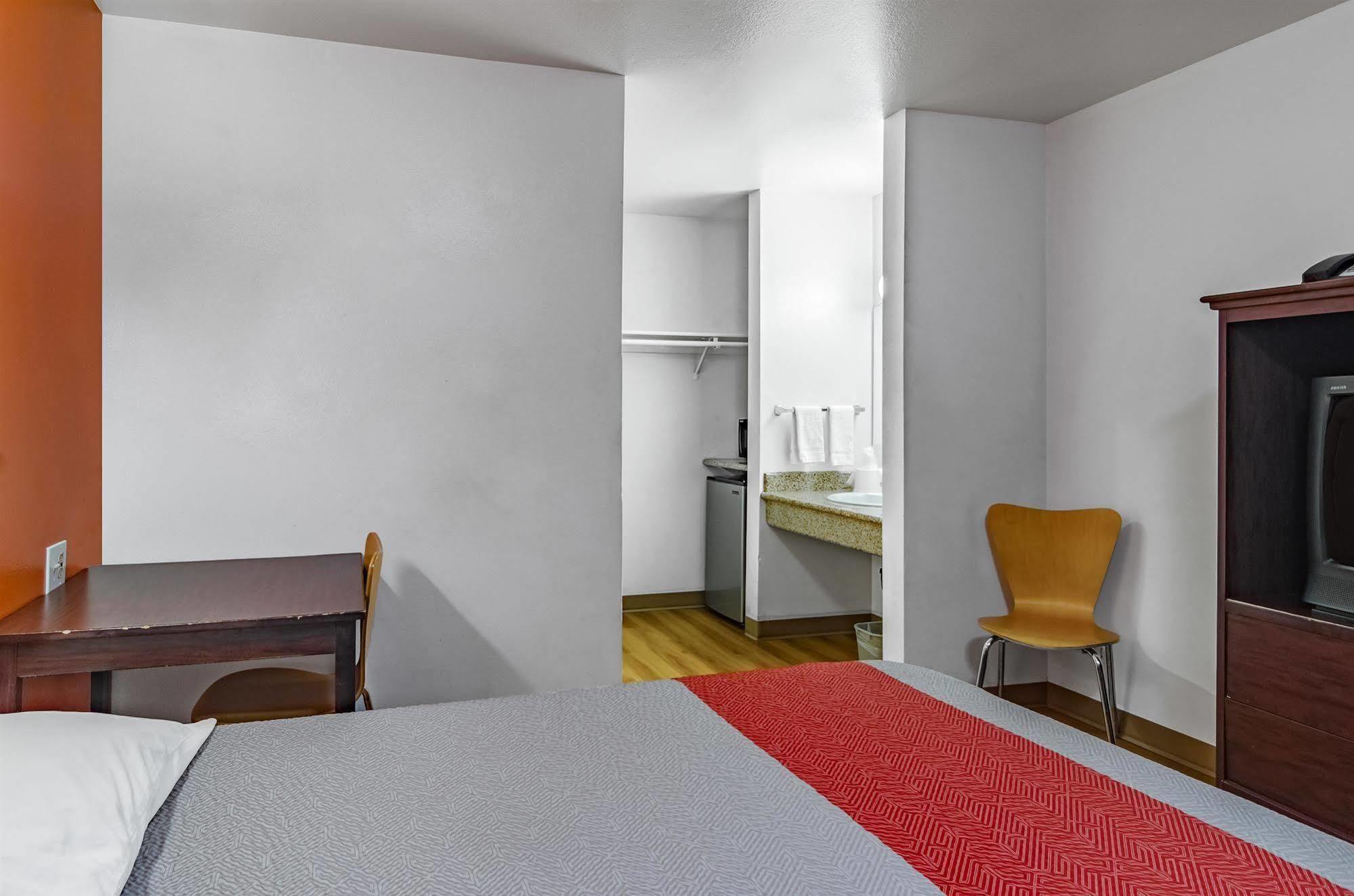Motel 6-Portland, Or - Грешам Екстериор снимка
