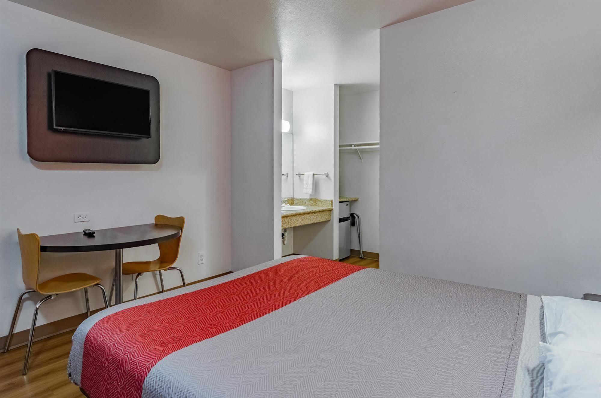 Motel 6-Portland, Or - Грешам Екстериор снимка