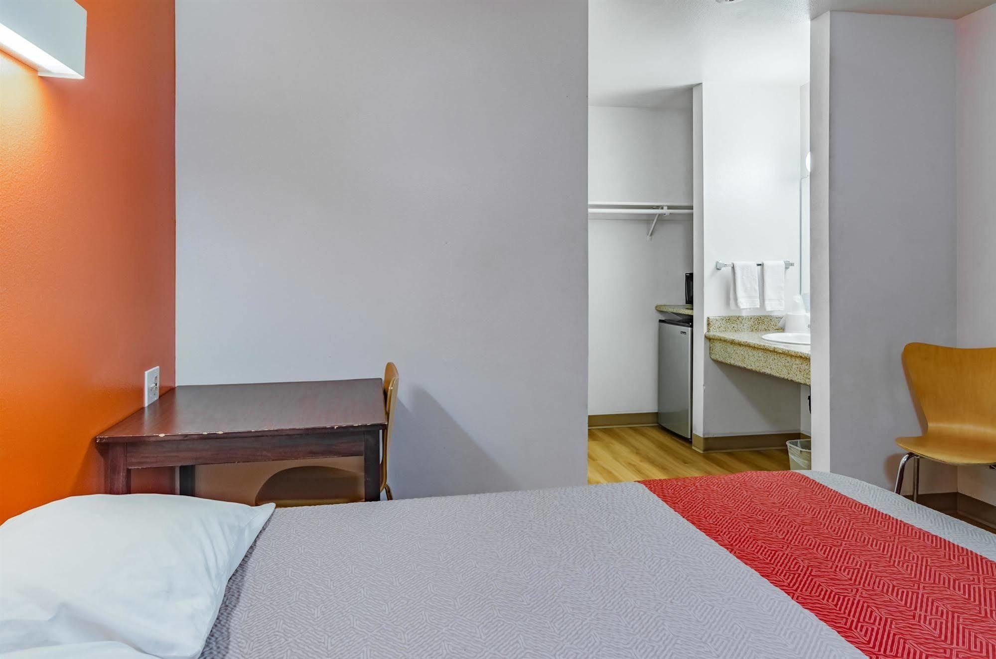 Motel 6-Portland, Or - Грешам Екстериор снимка