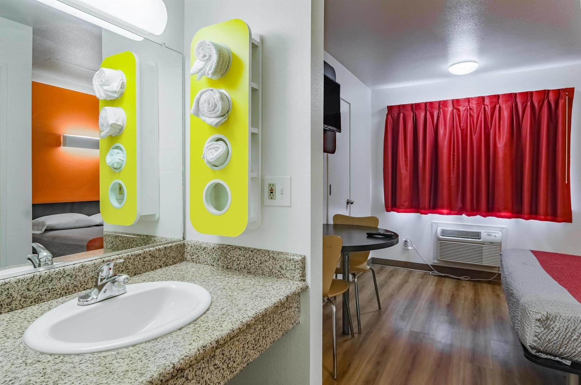 Motel 6-Portland, Or - Грешам Екстериор снимка