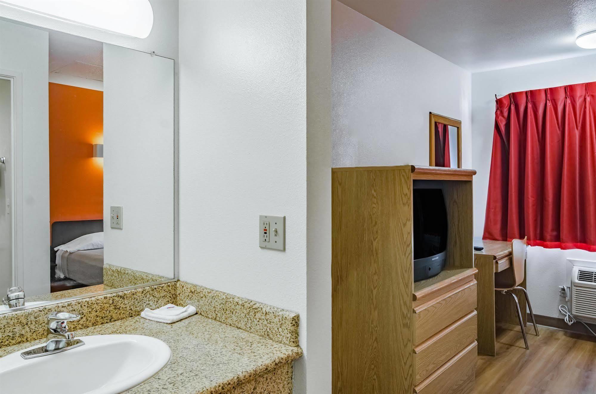 Motel 6-Portland, Or - Грешам Екстериор снимка
