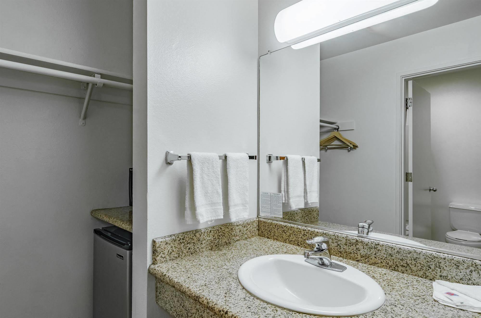 Motel 6-Portland, Or - Грешам Екстериор снимка